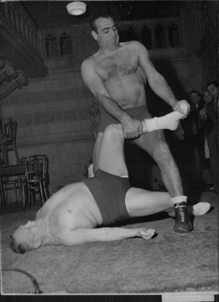 Primo Carnera in allenamento come wrestler con Nylo Steinhorn (foto Ware/Publifoto)